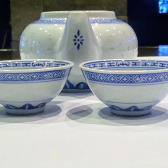 Rice pattern white & Blue Chinese 50's, Tea pot w/ 2 matching cups. - Picture 7 of 12